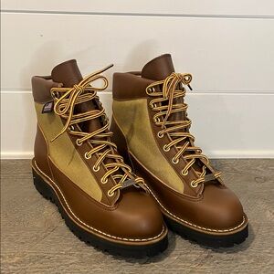NWOT - Danner Women’s Light Khaki Boots - Sz 7.5